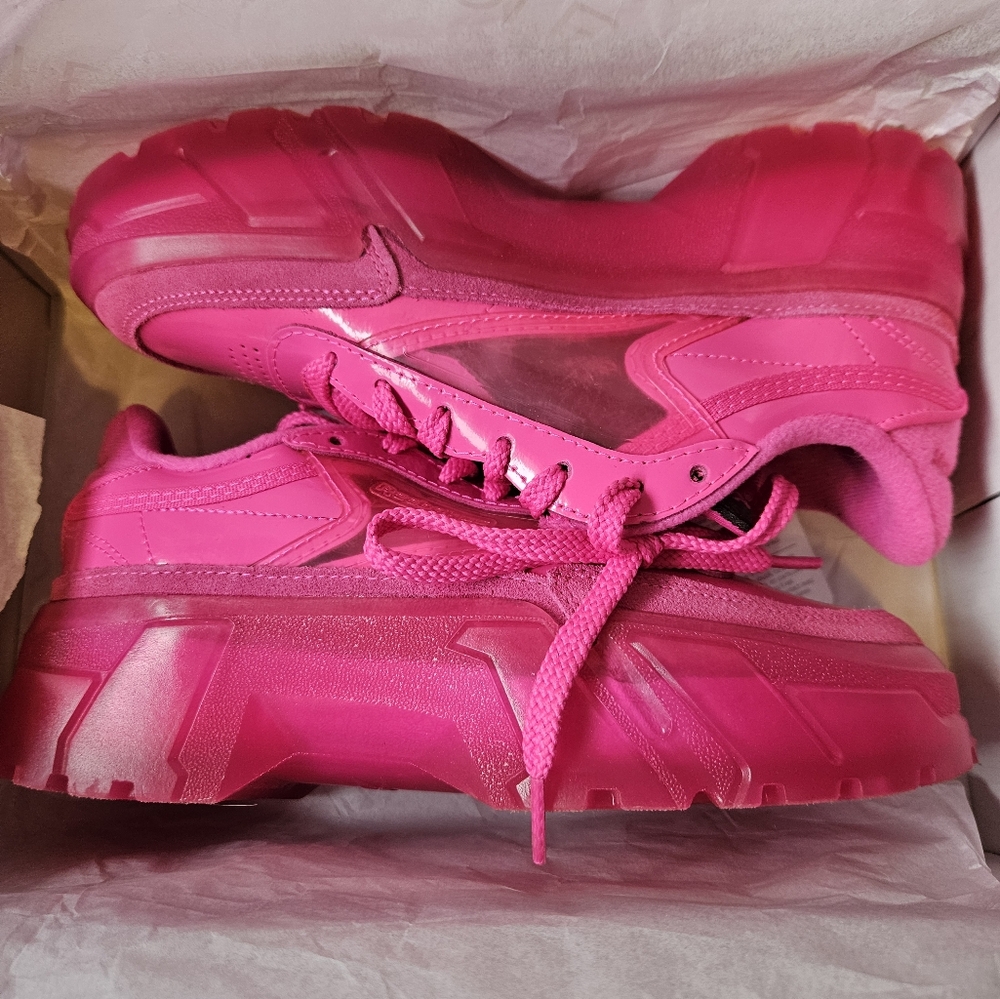 Reebok Pink Sneakers Sleek Monochromatic Design